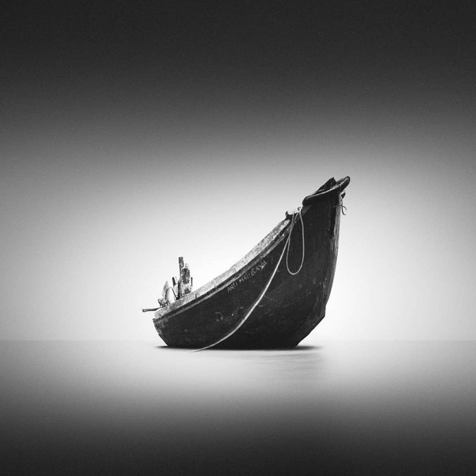 Minimalist Black and White Landscape Photography by Pejuang Subuh