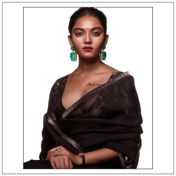 emerald-earrings-sabyasachi-heritage-jewelry