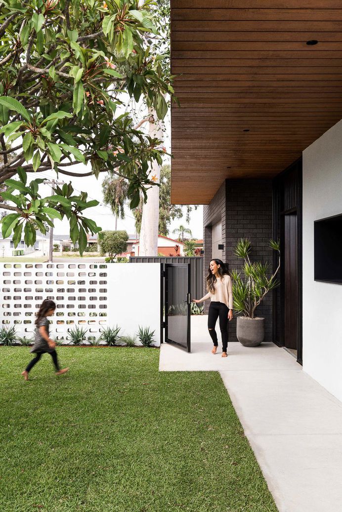 U-Shape Family Home Built Around a Central Leisure Courtyard 2