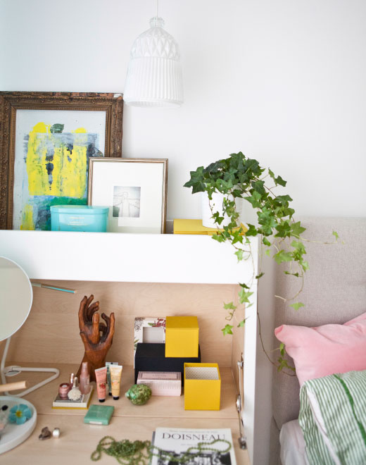 Cheerful hints in quiet bedroom
