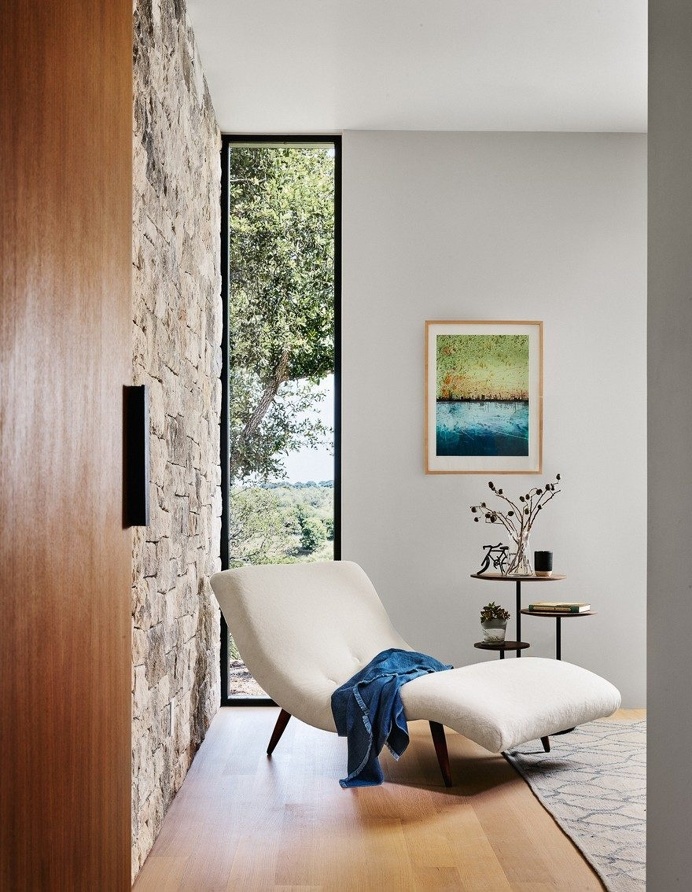 Contemporary Texas Retreat with Double-Height Glass Walls 11
