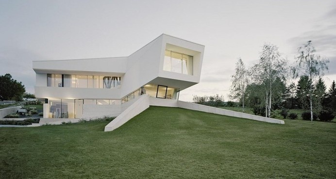 Spaceship House: Detached All-White Contemporary Villa Freundorf #architecture #contemporary