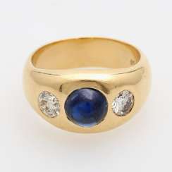 Band ring with 2 diamonds and 1 sapphire Cabochon.
