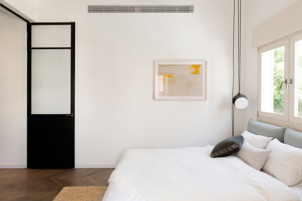 A BAUHAUS APARTMENT IN TEL AVIV GETS RENOVATED