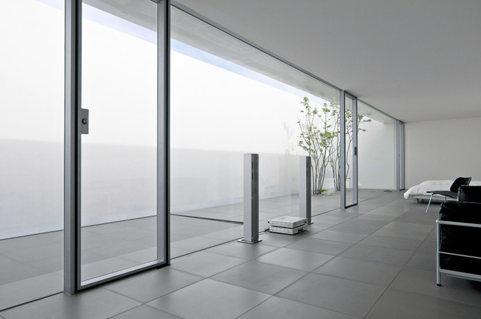Minimalist House by Shinichi Ogawa & Associates. Photo by Jonathan Savoie. #shinichiogawaandassociates #jonathansavoie #interiordesign