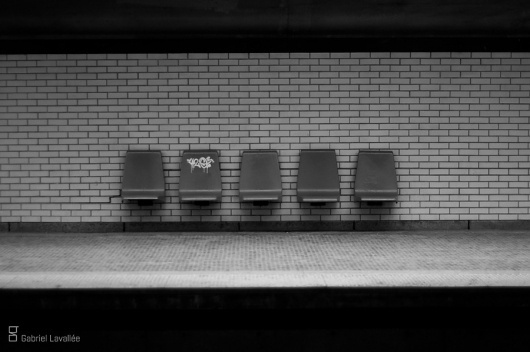 Série N & B | Gabriel Lavallée — Designer graphique #photo #bench #subway #photography #bricks