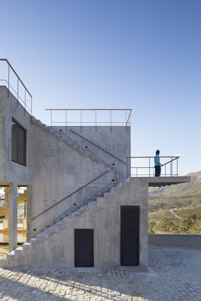 Cerrado House at the Foothills of the Sierra da Moeda / Brazil