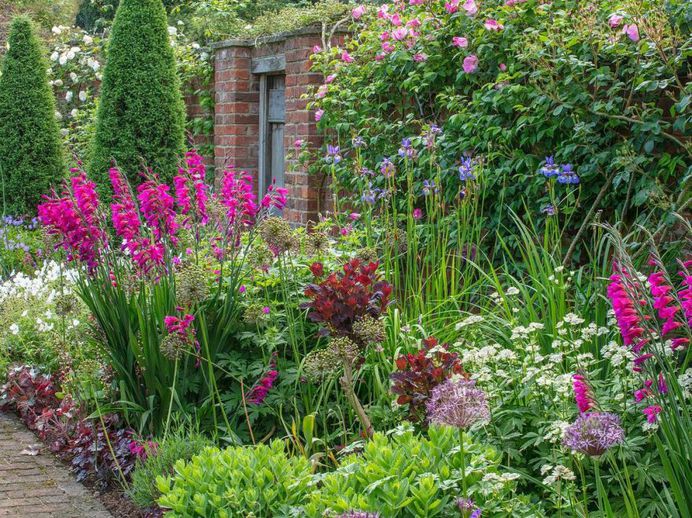 Outstanding Flowers and Garden Photography by Clive Nichols