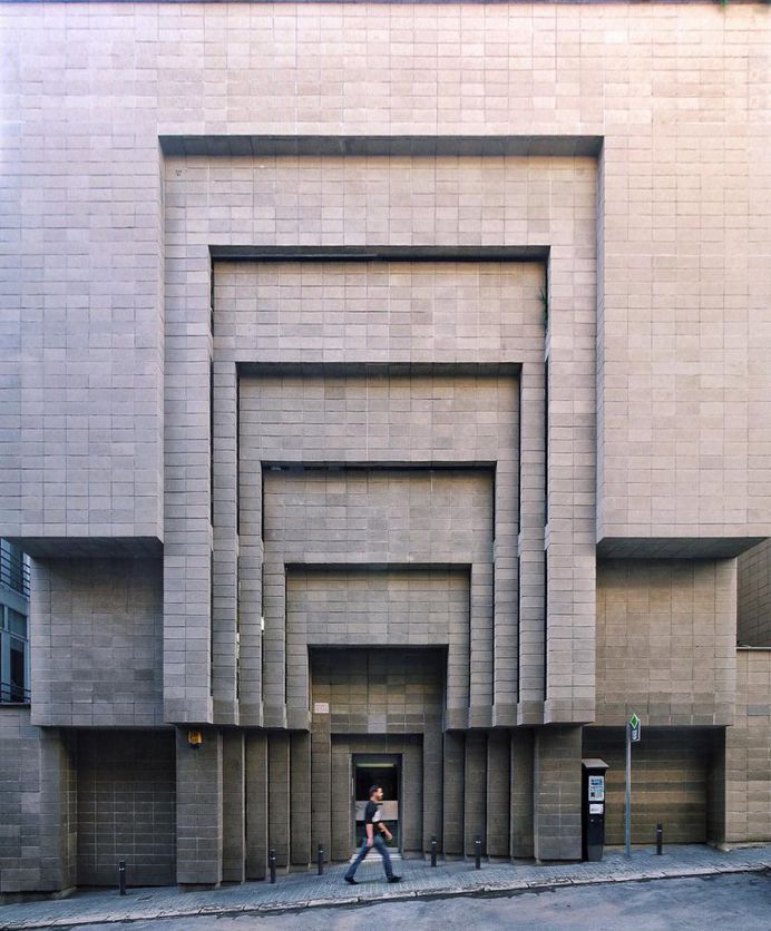 The Beauty of Barcelona's Building Facades by Roc Isern