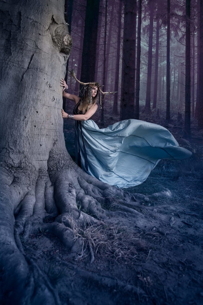 Conceptual and Fine Art Portrait Photography by Isabelle Hanneuse