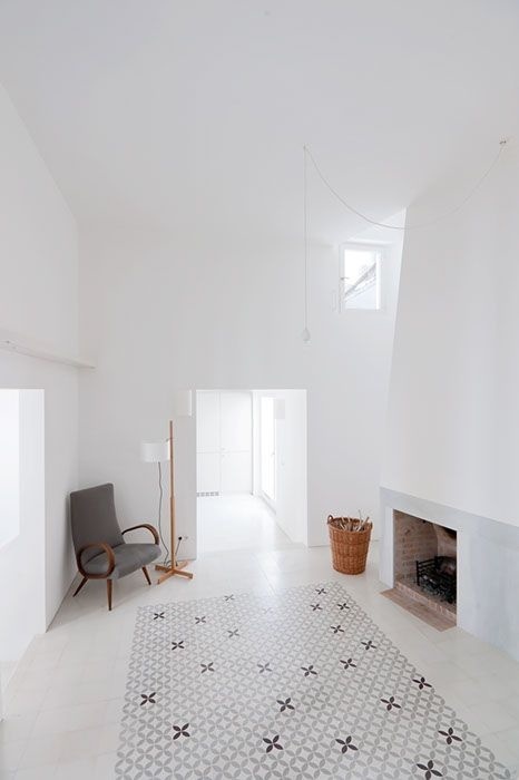 White living room. Casa Voltes. Photo by Lorenzo KÃ rÃ sz. #livingroom #minimal