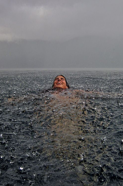 paradoja infinita: creditwhereitsdue: El nadar en la lluvia Foto de Camila MassuAlways un reblog!