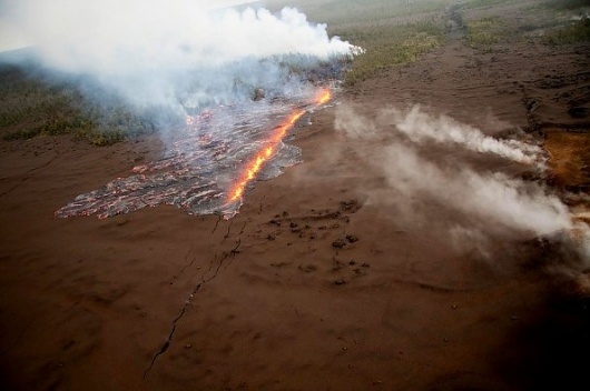 Hawaii: A look at the new fissure eruptions near Pu`u `O`o and Napau Crater | The Extinction Protocol: 2012 and beyond #fissure #hawaii #lava