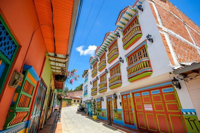 Colorful and Clean Natural Street Photography Of Guatapé, Colombia by Jessica Devnani