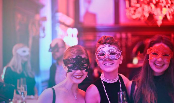 Here is a list of games for the bachelorette party that ensures loads of fun and a quick explanation about playing them.