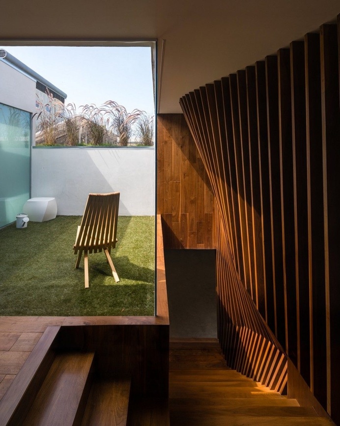 HideOut House Features a Minimalist Aesthetics that Highlights Various Artworks 11