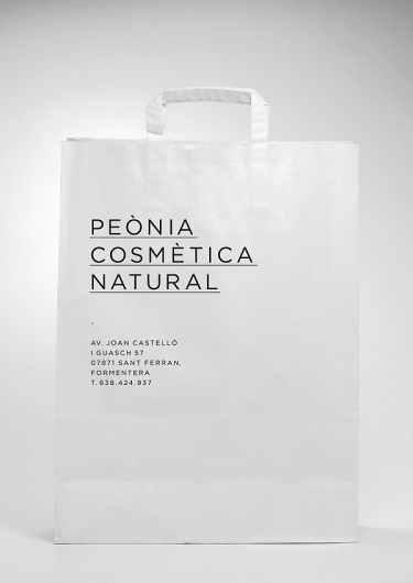 Peònia Cosmètica Natural on Branding Served #typography