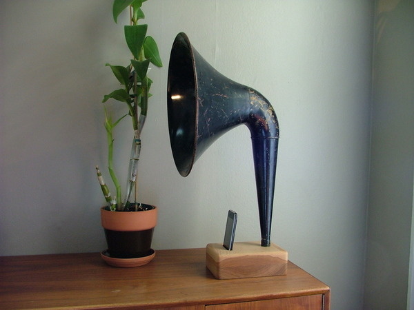 iPhone Horn by Matt Richmond at Coroflot.com #stuff #cool