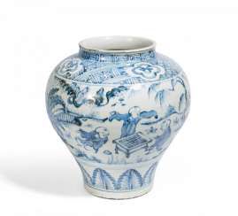 Bulbous Vase with Go-to players #porcelain
