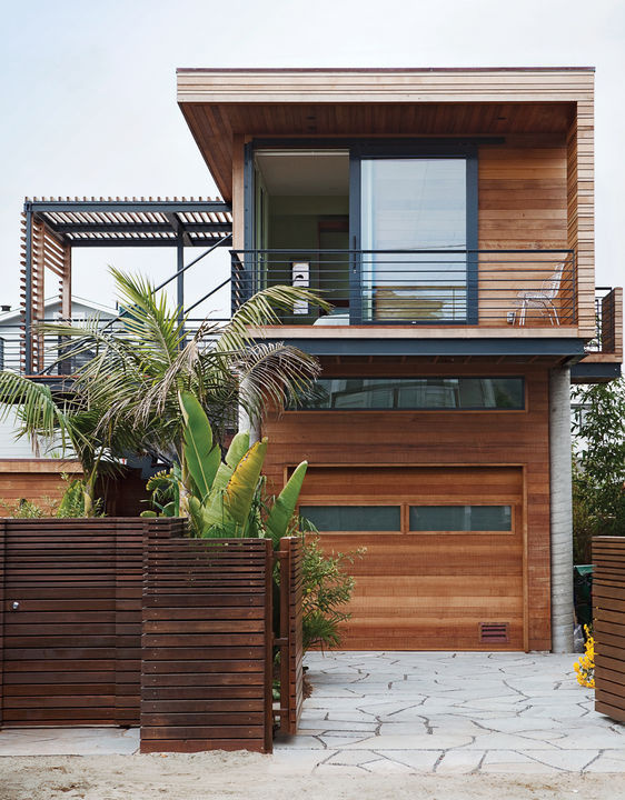 Sandy cul-de-sac in Stinson Beach, California, architects Matthew Peek and Renata Ancona #inspiration #sandy #architecture #california