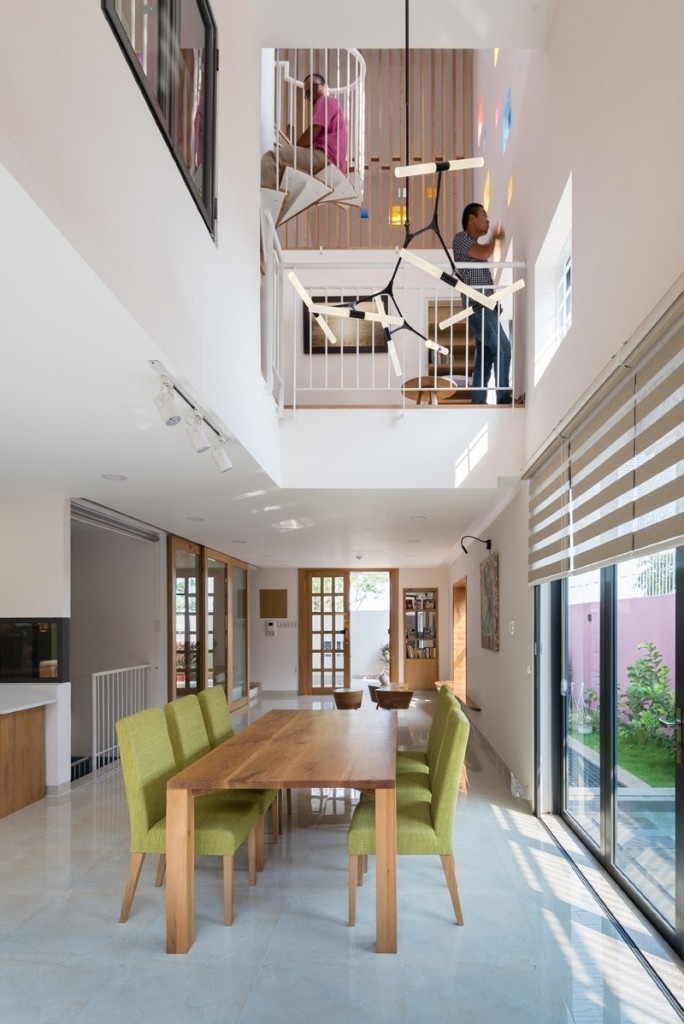 2H House: a luminous residence that encourages communication