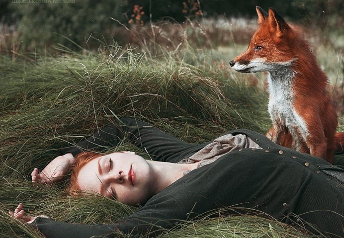 Marvelous Dreamlike Portraits Of Redheads With Red Foxes by Alexandra Bochkareva