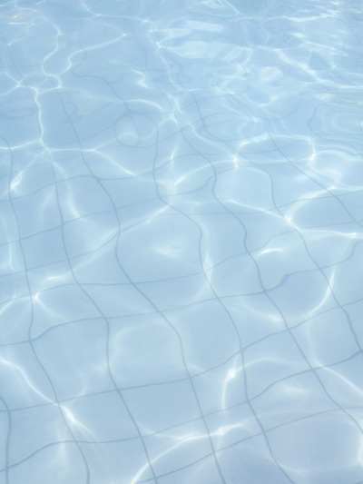 Dark mode screenss idea #106: Free as a Bee #pool #water