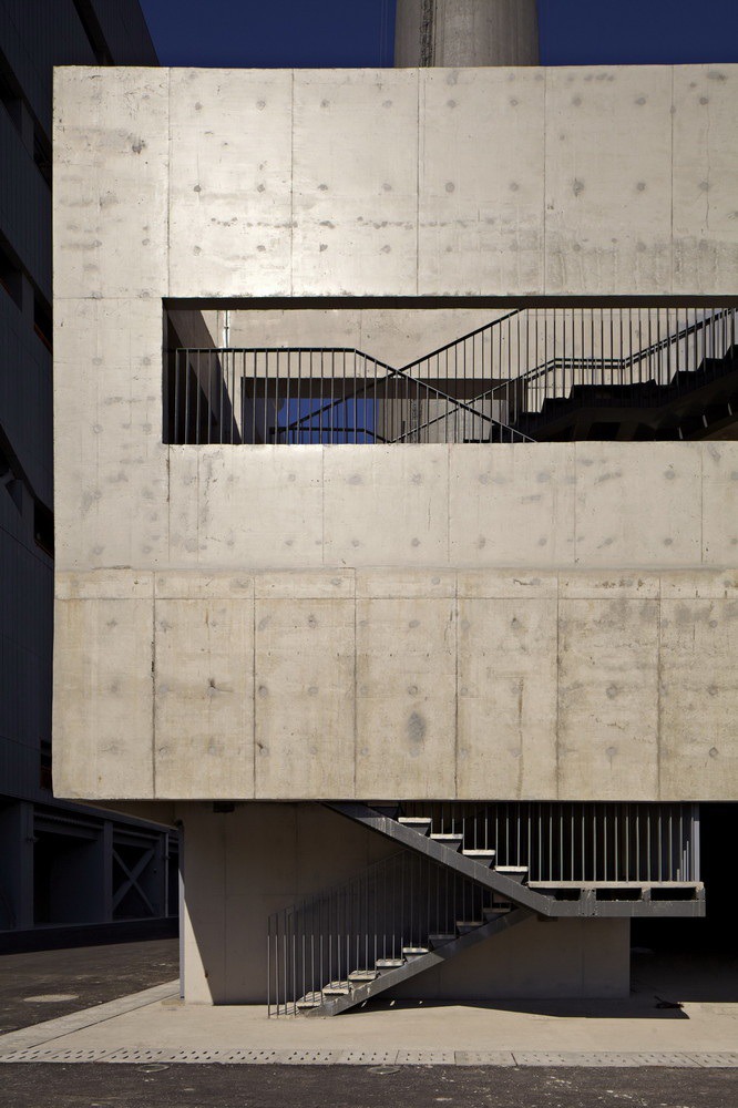 Insertion Below Chimney / Original Design Studio