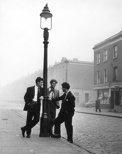 Bert Hardy exhibiton : Bert Hardy exhibiton #group #chat #lamppost #lads #road #photography #vintage #boys #street #50s #friends #social
