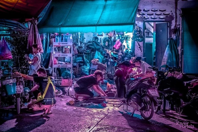 Bangkok Glow: Neon Street Photography by Xavier Portela