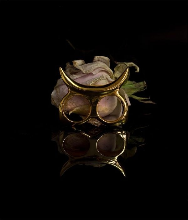 Add some edge to your hands with this tusk inspired double ring. Designed with wild bulls in mind this knuckleduster will be a strong yet el #rose #roses #black #jewellery #gold #doublering #jewelery