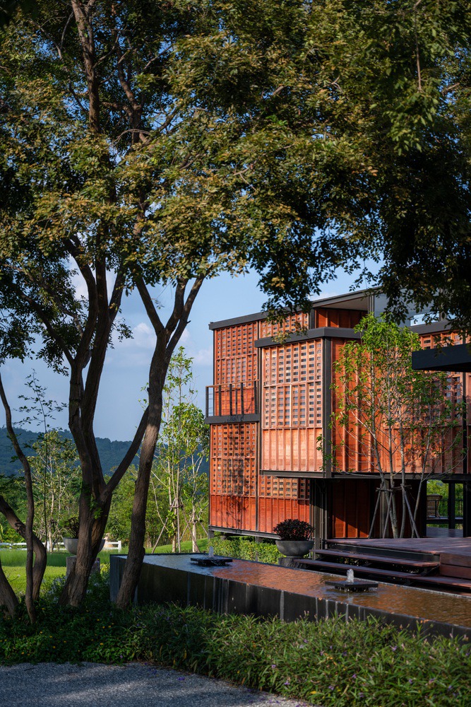 Binary Wood House / TA-CHA Design