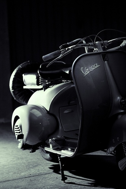 T H R T B R K R S #vespa #photography