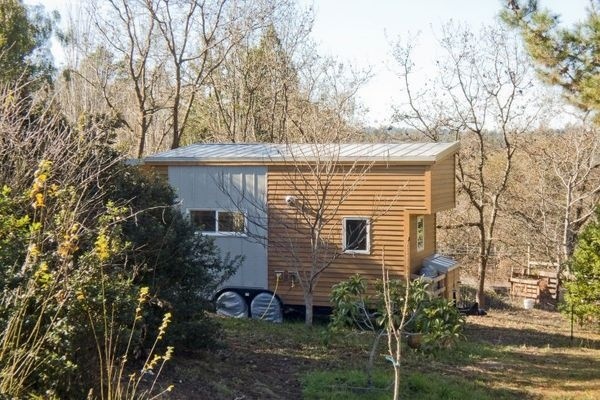 The Tiny Project Â | Â Â http://tiny project.comThe Tiny Project is Alex Lisefski's attempt to live a simpler, more conscious, debt free l #interiors #architecture