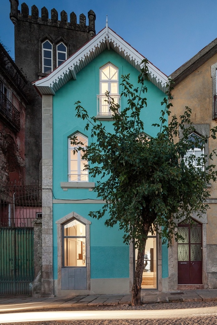 Three Cusps Chalet by Tiago do Vale Architects / Portugal