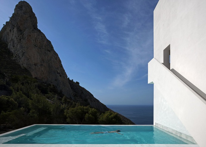 House on the Cliff by Fran Silvestre Arquitectos