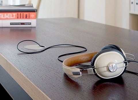 FFFFOUND! | tumblr_kvycntqX371qau50i.jpg (JPEG-bild, 500x363 pixlar) #cream #leather #headphones