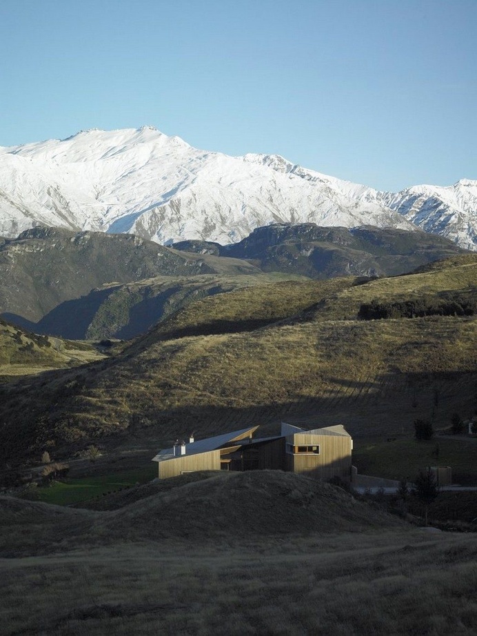 Te Kaitaka House Has a Sculptural Shape Inspired by the Alpine Landscape 1