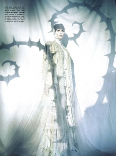 Lara Stone Graces Vogue Italia March 2010 Issue | MillionLooks.com #pricess #stage #shadow