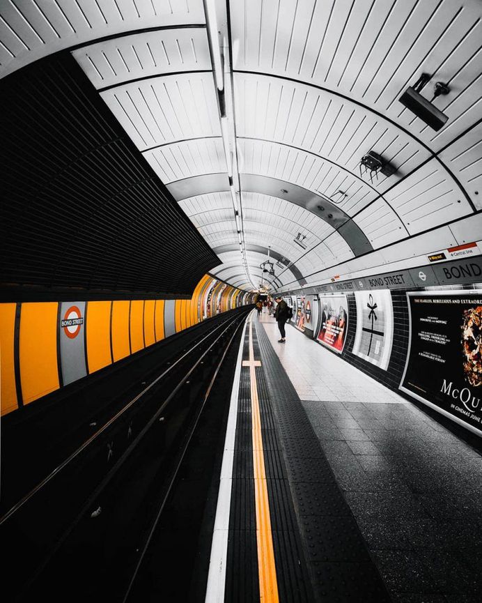 #streets_vision: Vibrant Urban Photography by Alex Cockwill