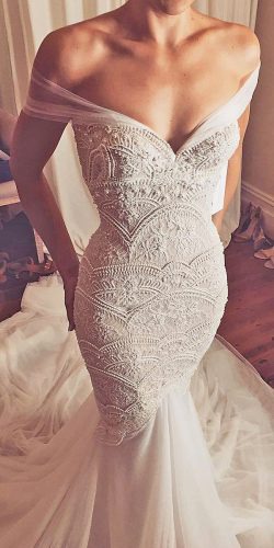 Take a look at our wonderful collection of off the shoulder wedding gowns to admire. Choose the one you like, and don't hesitate to pin and share!