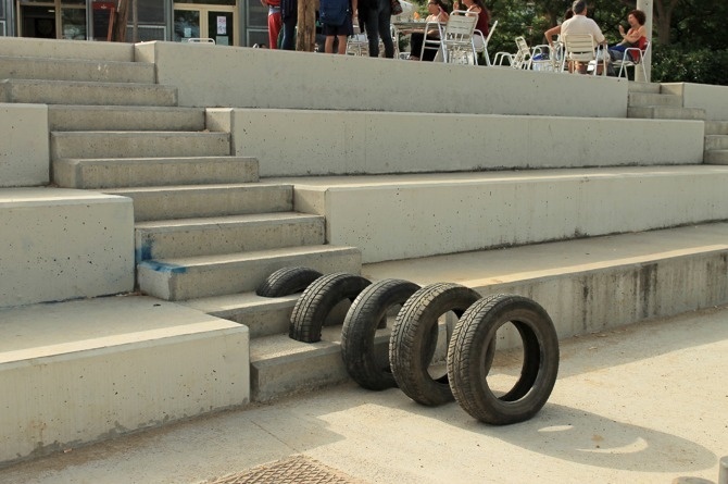 Visual street intervention in Barcelona #urban #visual #iago #geometry #installation #tire #black #mateu #serra #octavi #art #street #ooss