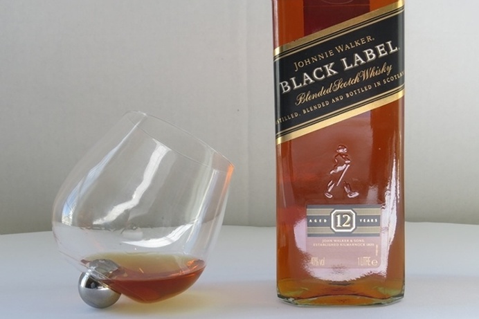 the Aura Glass is a spill-proof #wine #glass that also serves as an aerator. #productdesign