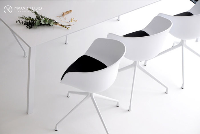 Minimalist House Interior in Black and White Decor - InteriorZine #decor #interior #home
