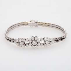 Bracelet with brilliant occupied the Central part