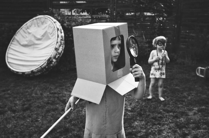 #photo #child #play #helmet #cardboard Monika Strzelecka