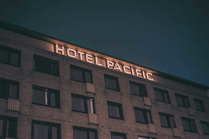 After hours in Hamburg: Vibrant Urban Photography by Mark Broyer