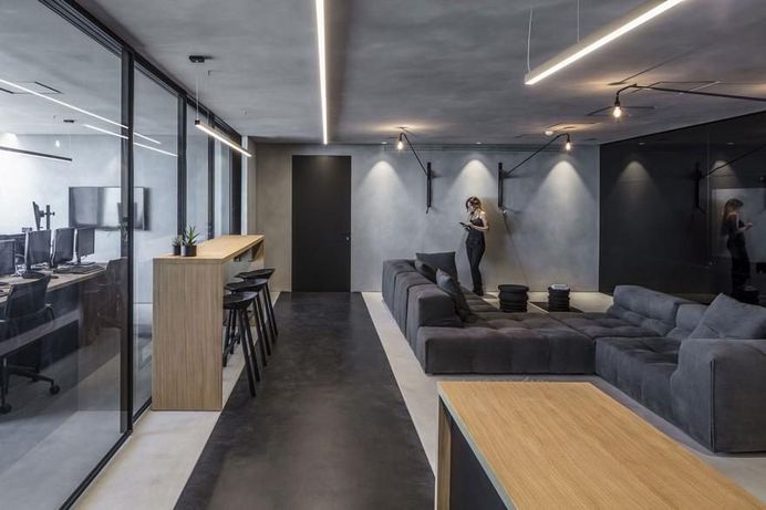 Monochrome Office Space with Minimum Objects / Tal Goldsmith Fish Design Studio 4