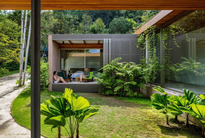 Dos Cajueiros House / Terra Capobianco + Galeria Arquitetos