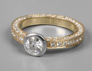 Ladies ring with brilliant-cut diamonds of approximately 2 ct